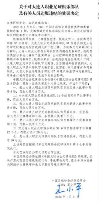 在戏里追求真实战场的大家，在拍摄现场也火线冲锋，徐克导演像战场上的指挥官，严格把控拍摄中的每一处细节